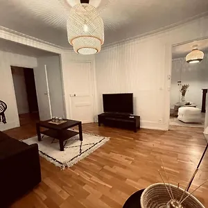  Apartment Chic On The Famous Shopping Rue Du Faubourg Saint-honore Street